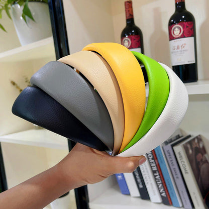 Korean-style U-shape leather headband for women with geometric design
Minimalist leather headband for everyday wear and casual outings
Sleek geometric hair accessory keeping hair secure in style
Contemporary leather headband for women with modern aesthetic