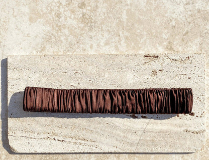 Silk wave headband for women used for face washing and skincare
Non-slip sports hair band in multiple colors for daily wear
Lightweight silk headband keeping hair in place during routines
Stylish retro wave hair band for workouts and casual use