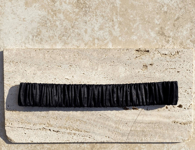 Silk wave headband for women used for face washing and skincare
Non-slip sports hair band in multiple colors for daily wear
Lightweight silk headband keeping hair in place during routines
Stylish retro wave hair band for workouts and casual use