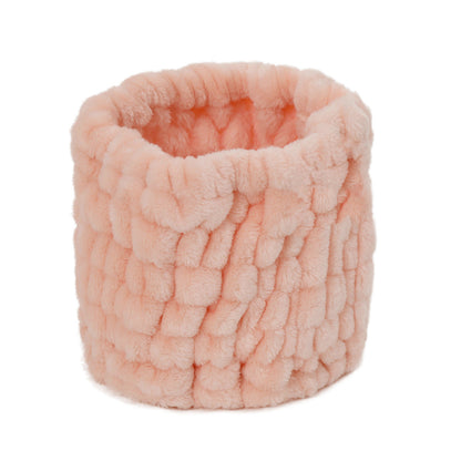 Makeup headband turban holding hair back during makeup routine
Stretchy hair wrap for keeping hair out of face while applying makeup
Soft beauty headband for skincare and makeup application
Elastic head wrap for clean and easy face routine