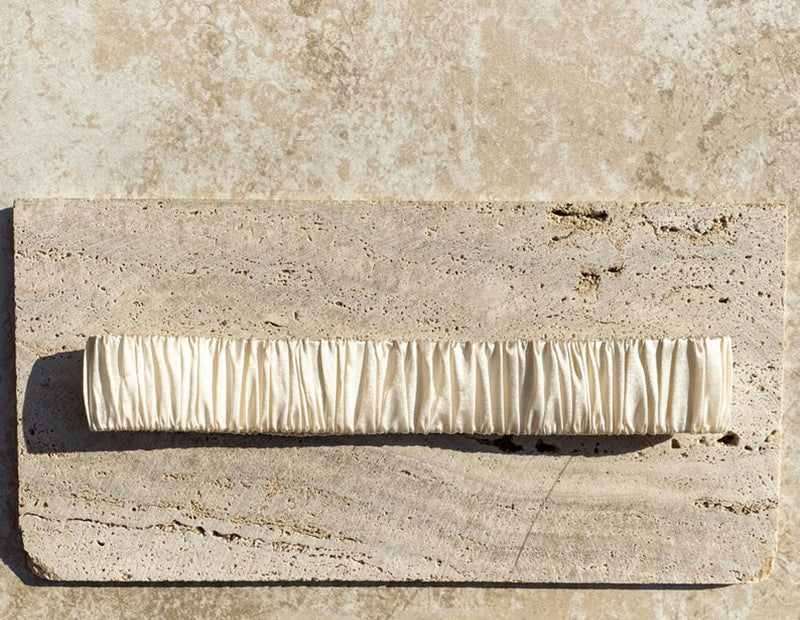 Silk wave headband for women used for face washing and skincare
Non-slip sports hair band in multiple colors for daily wear
Lightweight silk headband keeping hair in place during routines
Stylish retro wave hair band for workouts and casual use