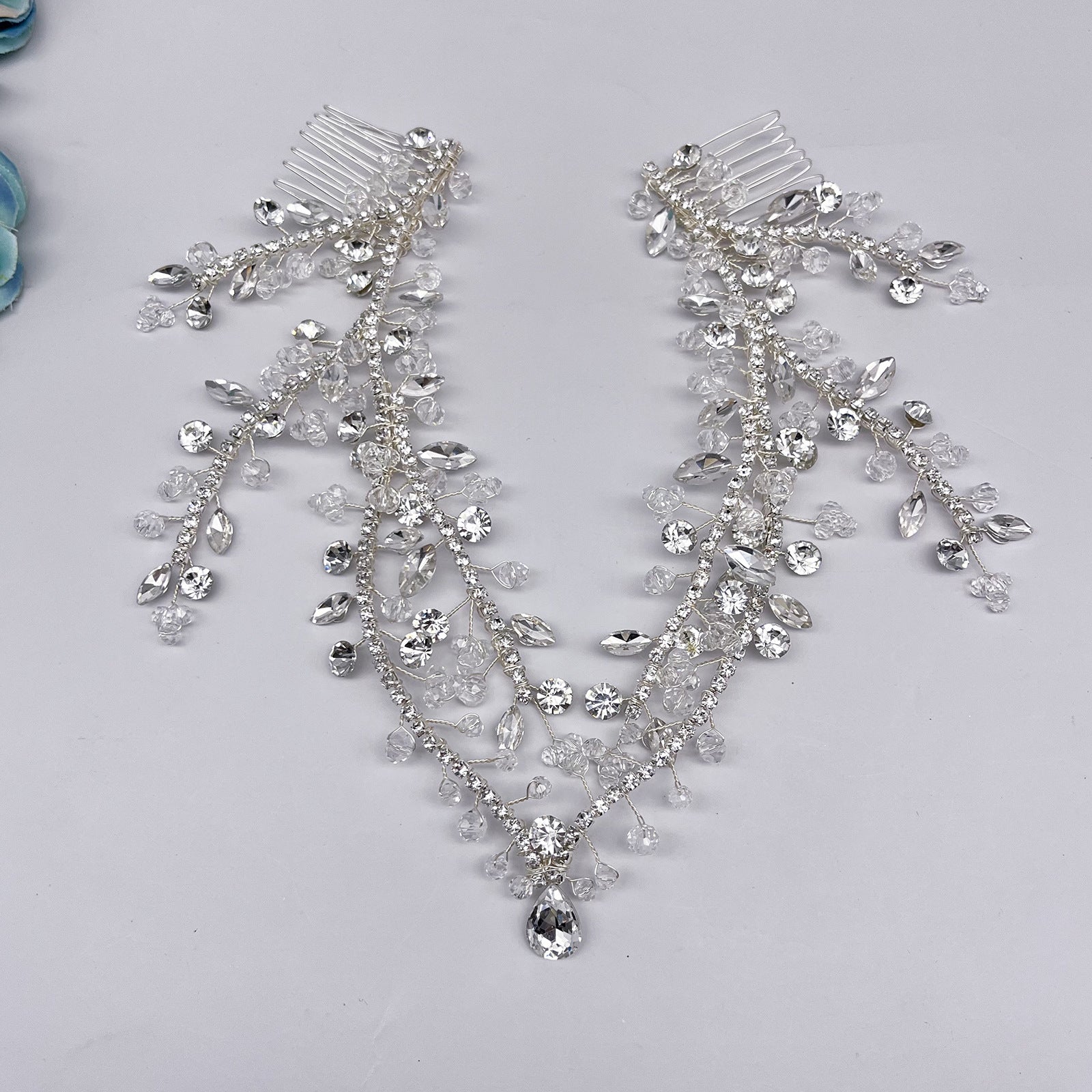 Handmade rhinestone forehead chain floral hair accessory
Double comb jeweled headpiece for women
Sparkling floral hair clip with rhinestones
Elegant forehead ornament in multiple colors